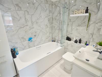 EN-SUITE BATHROOM